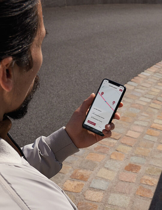 Navigation auf dem Smartphone zum Auto