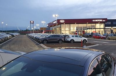 Autohaus bei Nacht