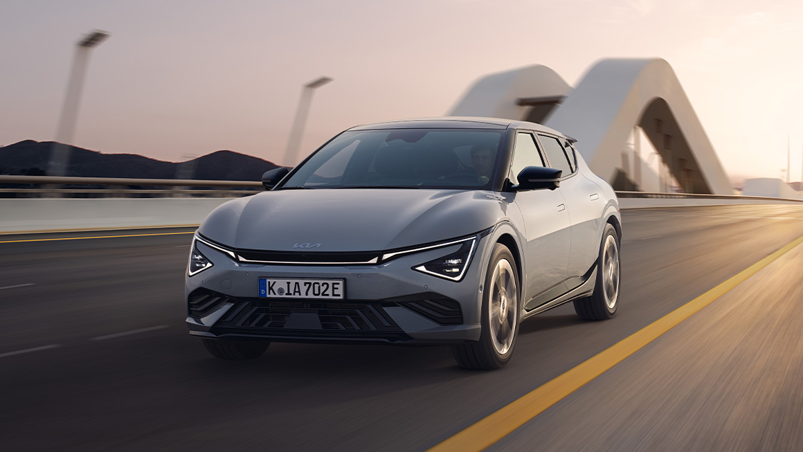 KIA EV6 fährt eine Straße entlang.