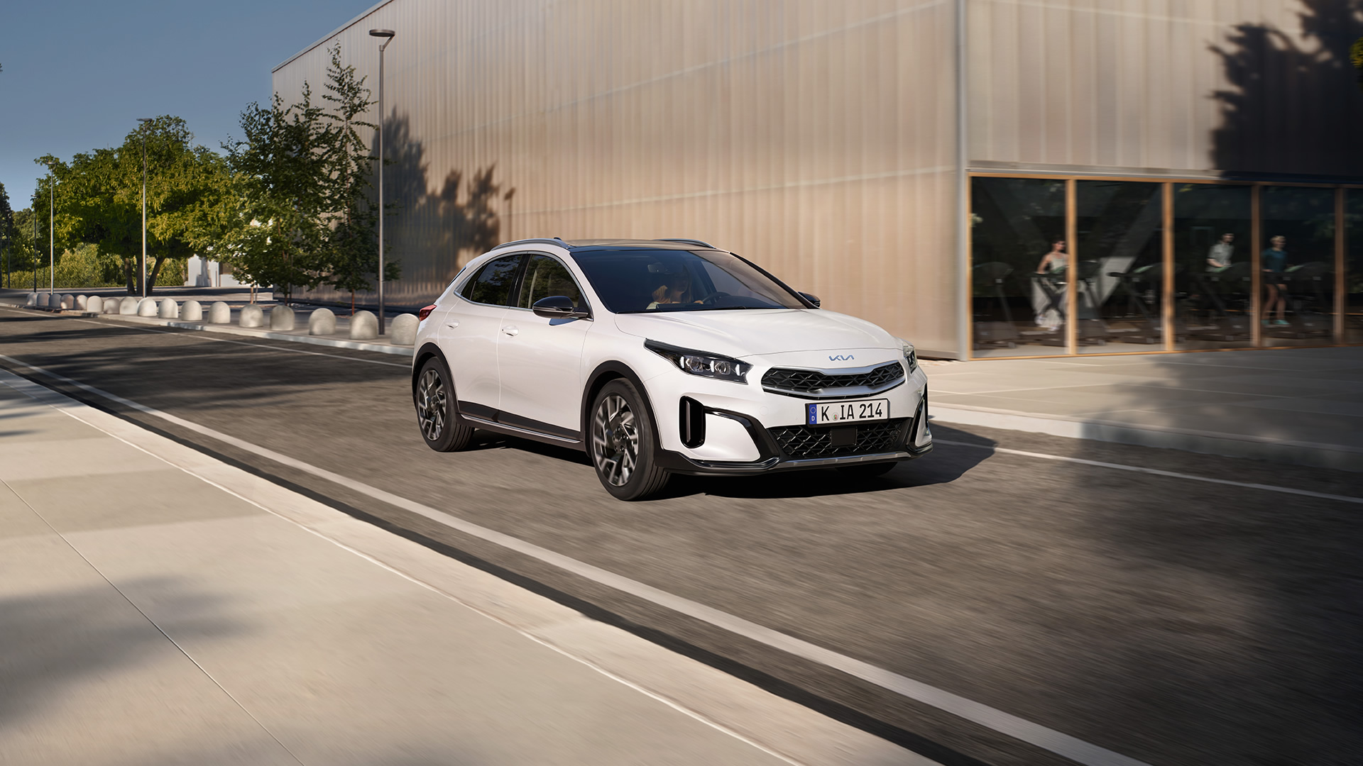 KIA XCeed fährt in der STadt.