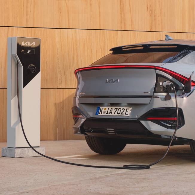 KIA EV6 an einer Ladesäule.