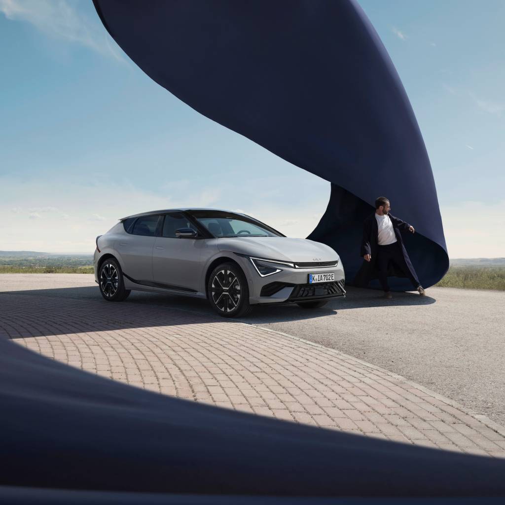 KIA EV6 an einem modernen Gebäude.