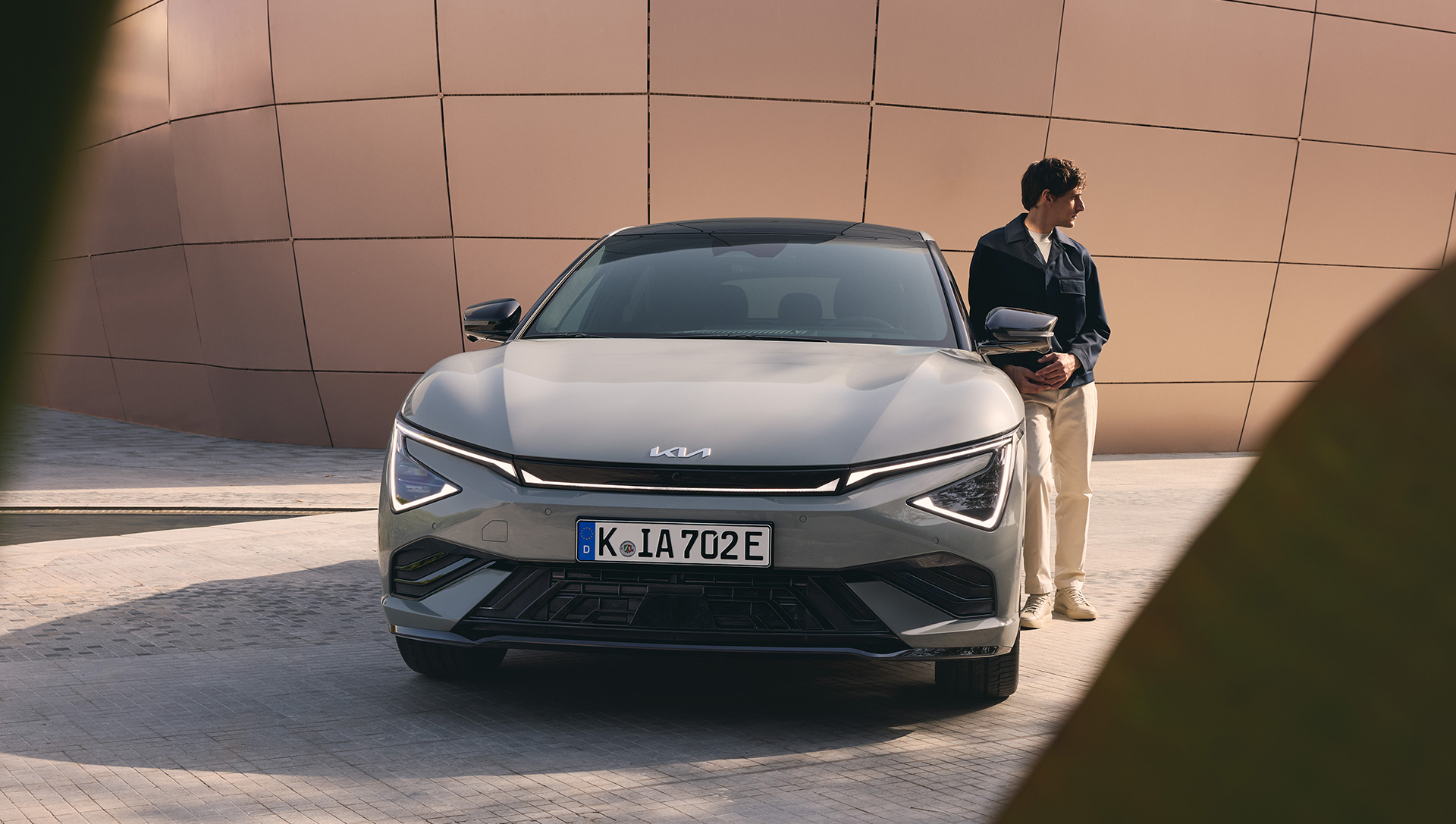 KIA EV6 parkend von vorne.