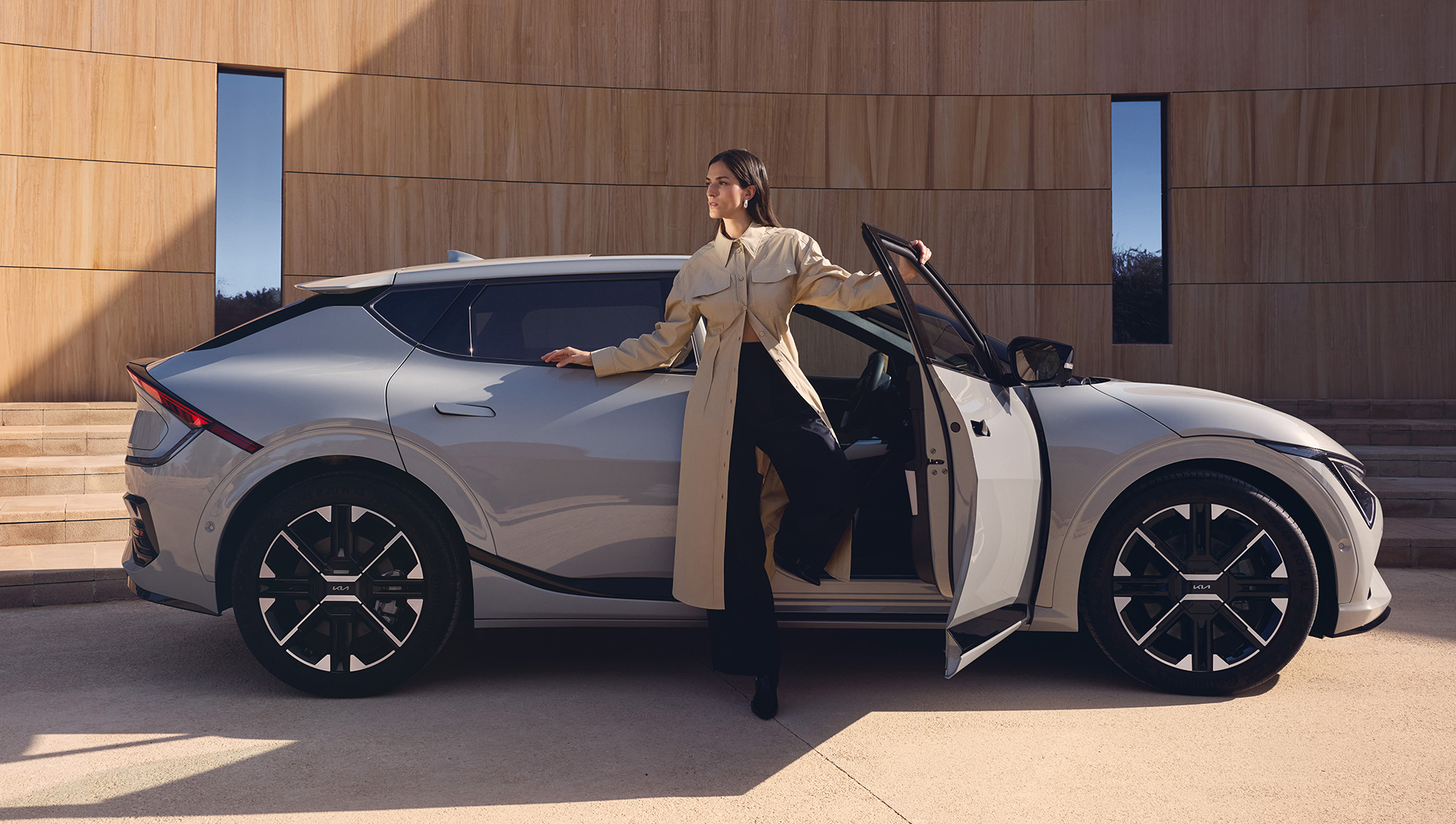 KIA EV6 parkend mit Model.