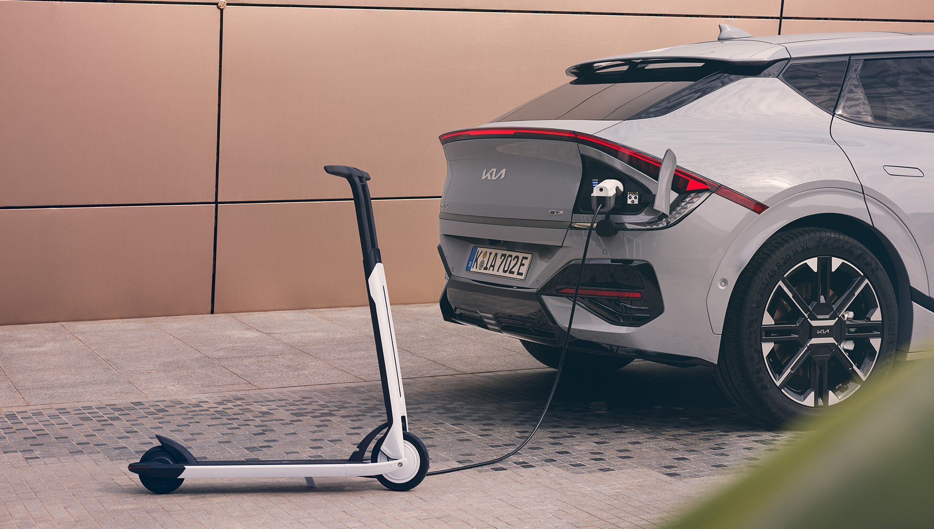 KIA EV6 Zubehör E-Roller laden.