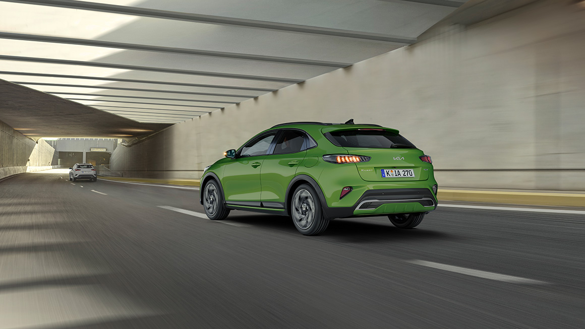 Kia XCeed GTI auf einer Autobahn.
