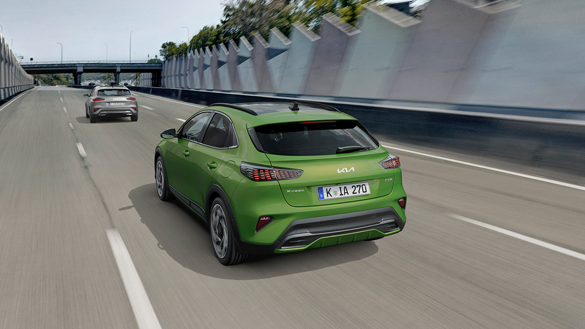 Kia XCeed GTI auf einer Autobahn.