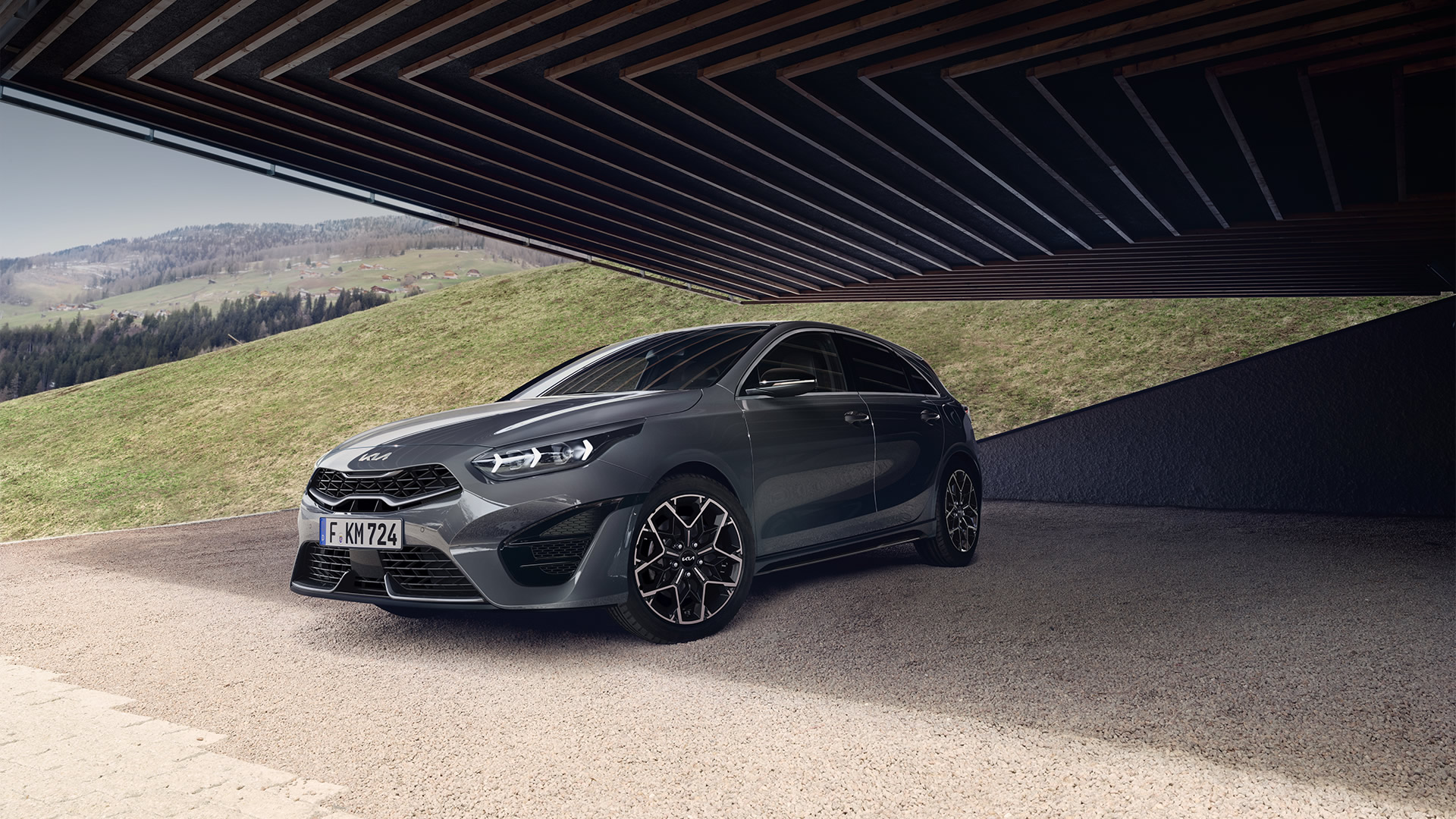 KIA Ceed unter einem Carport.