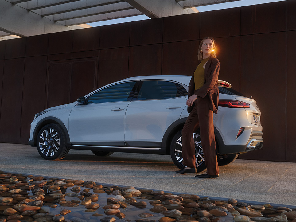 KIA Xceed Heckansicht mit Model.