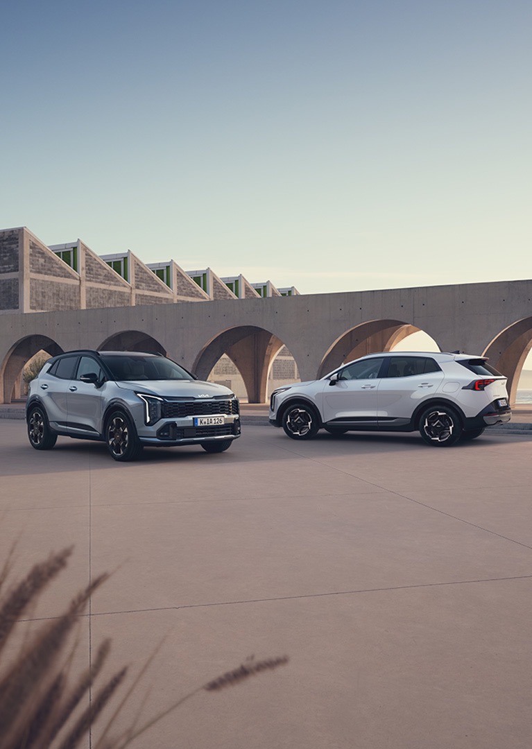 Zwei KIA Sportage nebeneinander.