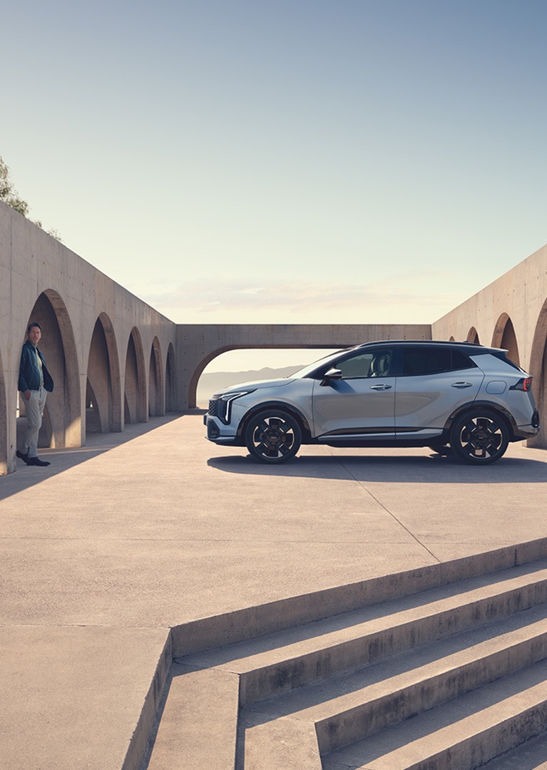 KIA Sportage parkend Seitenansicht.