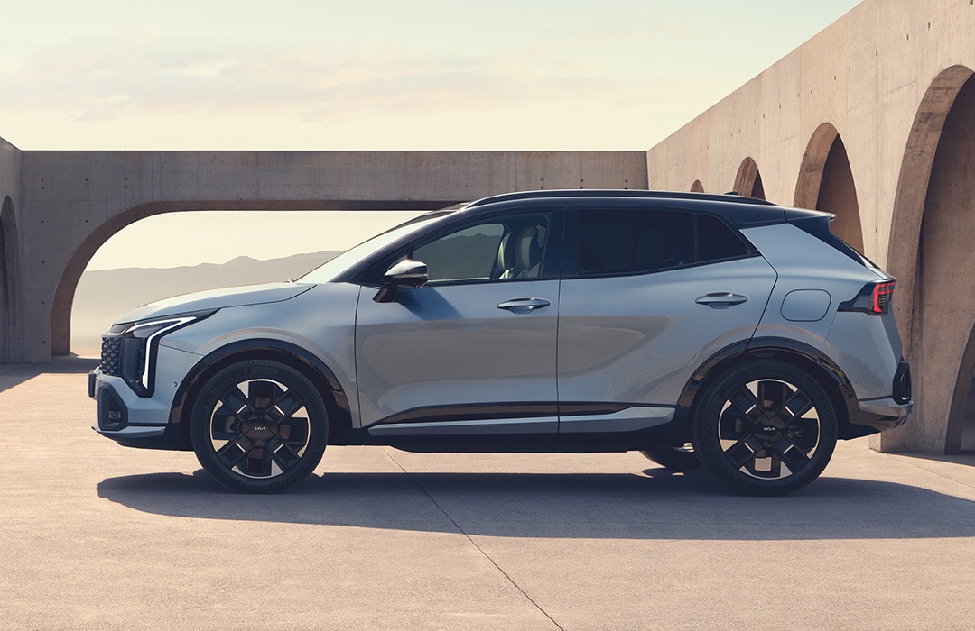 KIA Sportage parkend Seitenansicht.