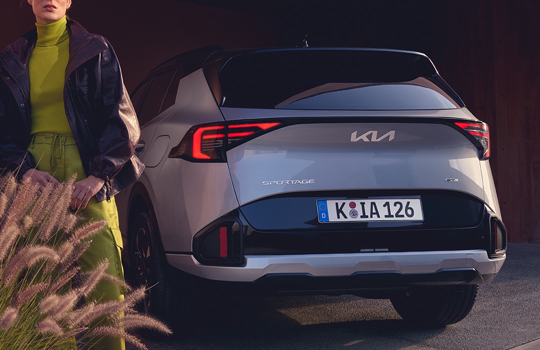 KIA Sportage parkend Heckansicht.
