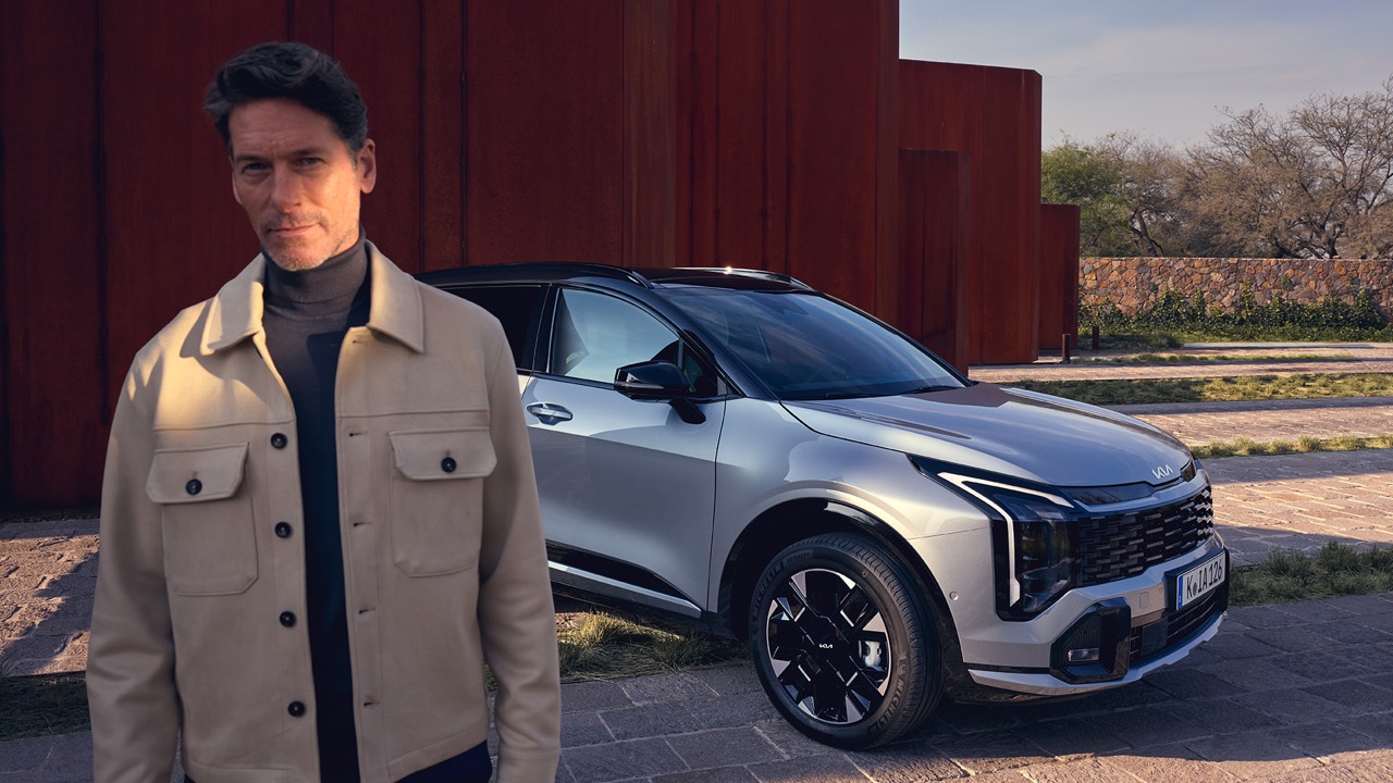 KIA Sportage parkend mit Modell von vorne.