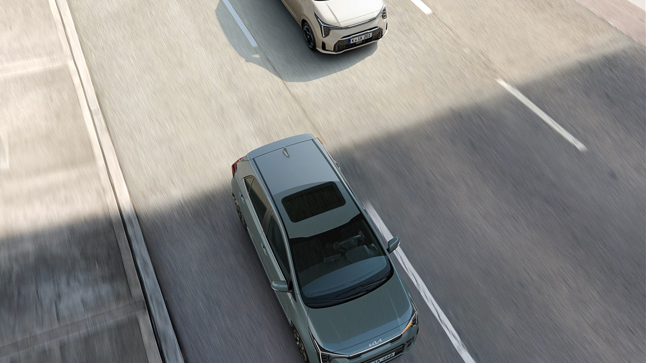 Kia Picanto fährt auf einer Autobahn.