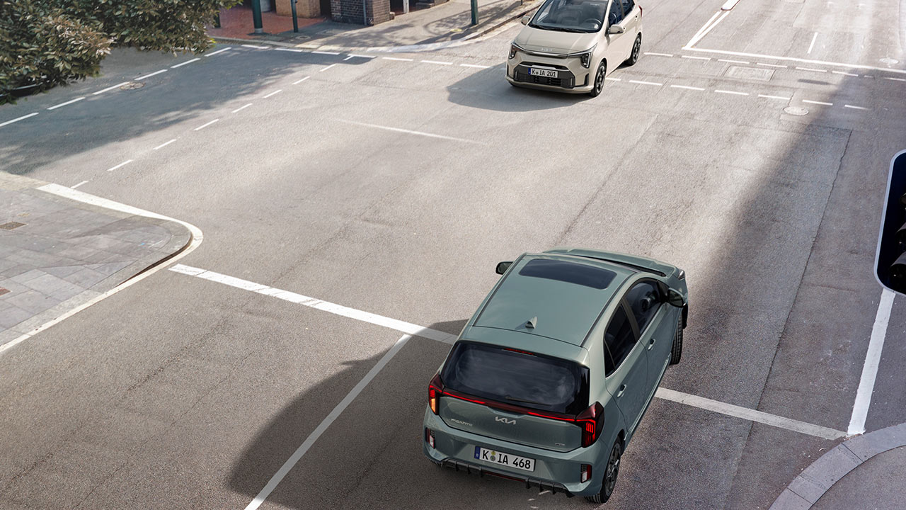 Kia Picanto an einer Kreuzung.