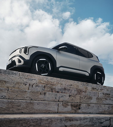 Kia EV2 Werbebild - Auto von unten seitlich